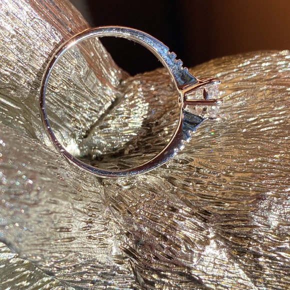 Pretty solitaire engagement style ring. Size 9 - Picture 2 of 3